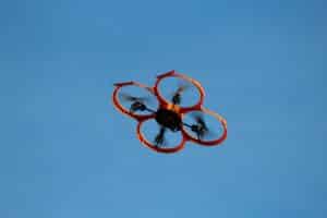 drone volant sur ciel bleu