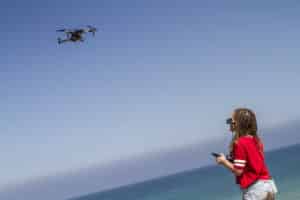 femme pilotant un drone