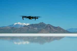 drone évoluant au dessus d'un lac de montagne