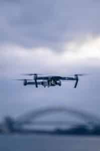 drone volant sur fond bleu