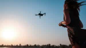 femme faisant voler un drone