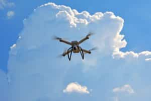 drone volant dans un ciel nuageux