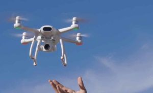 Drone Potensic Dreamer 4K sous un ciel bleu