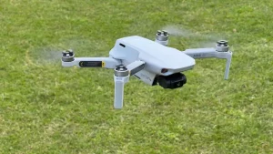 Le drone Dji Mini SE volant au-dessus d'un champ