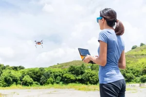 Drone au meilleur rapport qualité prix piloté par une utilisatrice motivée