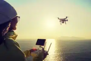 Femme pratiquant le pilotage de drone débutant