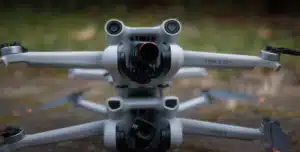 Dji mini 3 et dji mini 3 pro l'un au-dessus de l'autre