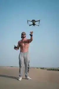 drone professionnel manipulé par un pilote aguerri