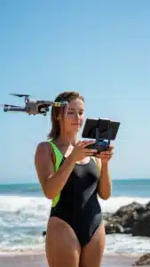 Une utilisatrice teste son application pour drone